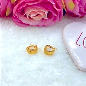 Earrings in gold color. 🎀